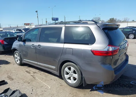 2020 Toyota Sienna Le z USA, uszkodzony, nr VIN 5TDKZ3DC3LS040255